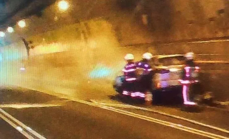 影/直擊！北市信義快隧道內「休旅車燒起來」　男臉、手燒傷逃出