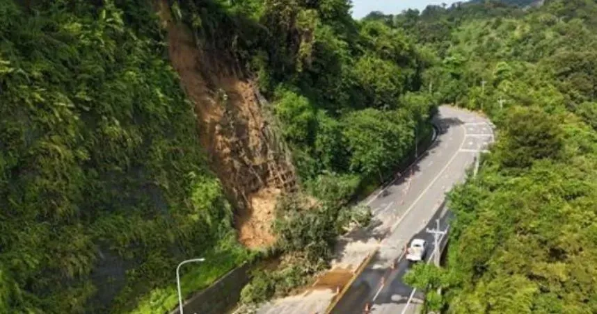 大雨狂襲！台3線大湖段土石植被滑落　恢復「單線雙向通車」