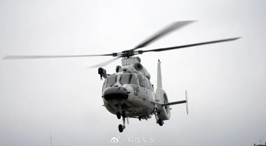 解放軍2架直升機逼近台東61浬！軍機20架、軍艦7艘圍台　國防部：嚴密監控