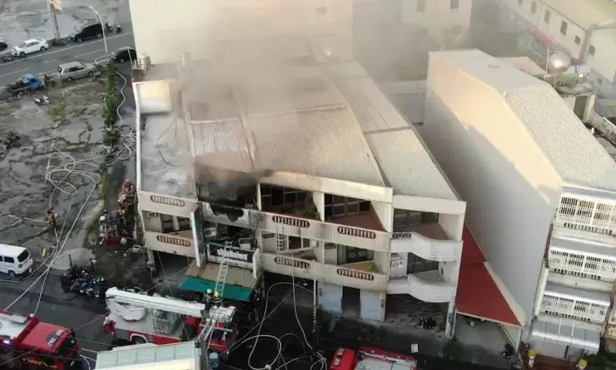 驚悚空拍！台南惡火「鐵棺材」奪5命　「3樓鐵皮加蓋後方無路可逃」