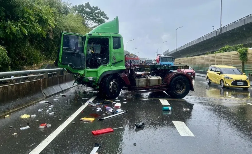 快訊/新北台64線聯結車自撞護欄　駕駛摔落水溝受傷送醫