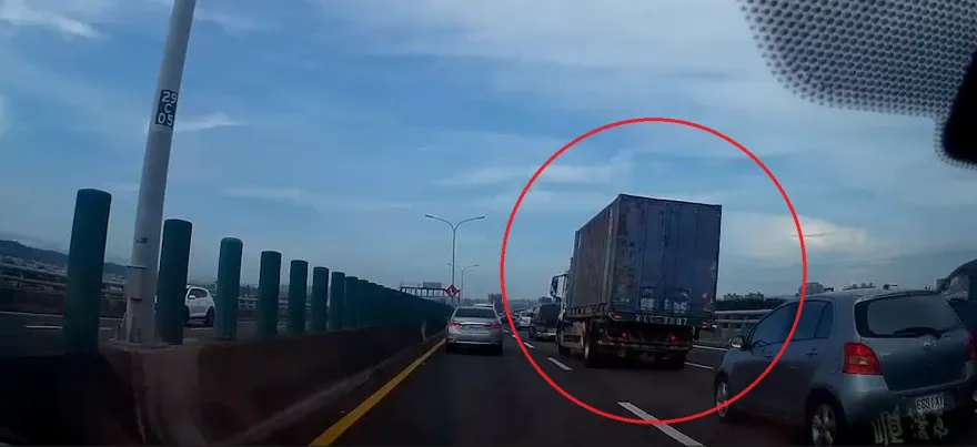 影/台74上體驗晃爆地震！「大貨車左右擺」急停不敢動　她嚇爛：是不是要離遠點？