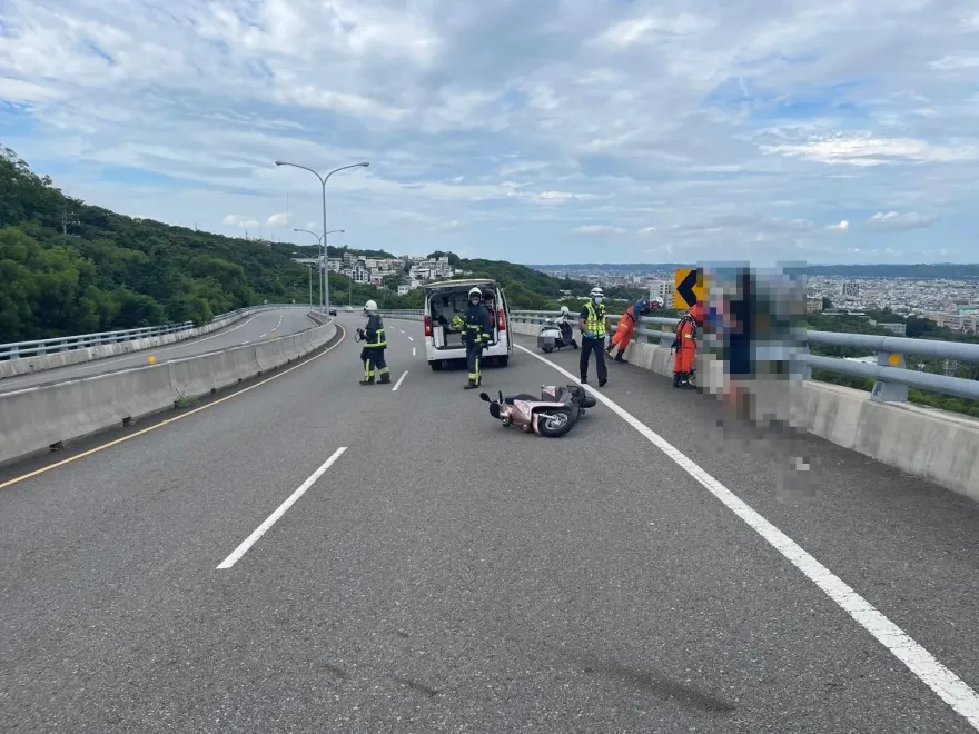離奇車禍！苗栗騎士自撞護欄後疑自殘　下秒「墜50米邊坡」倒臥血泊亡