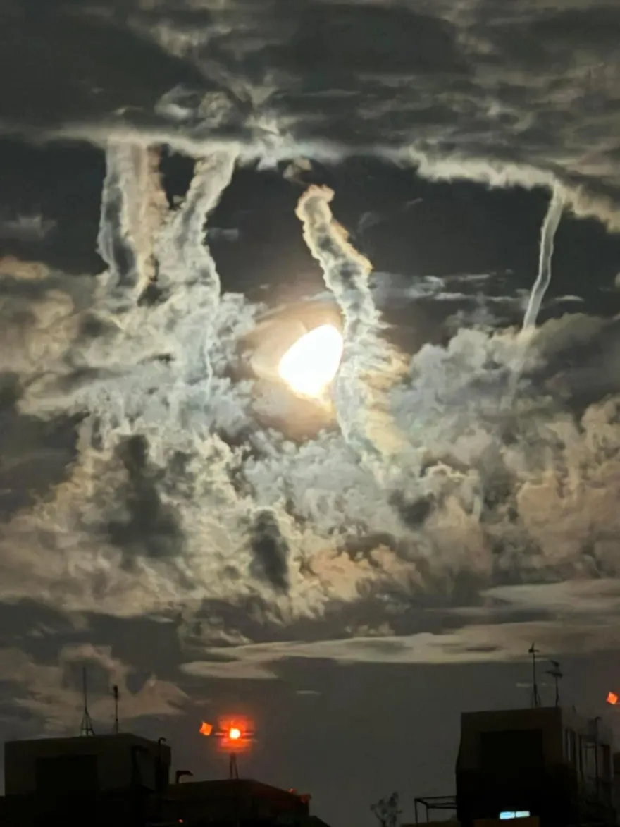 果然天有異象！地震前一天網曬「龍柱捧月」奇觀　網驚：天庭在大戰