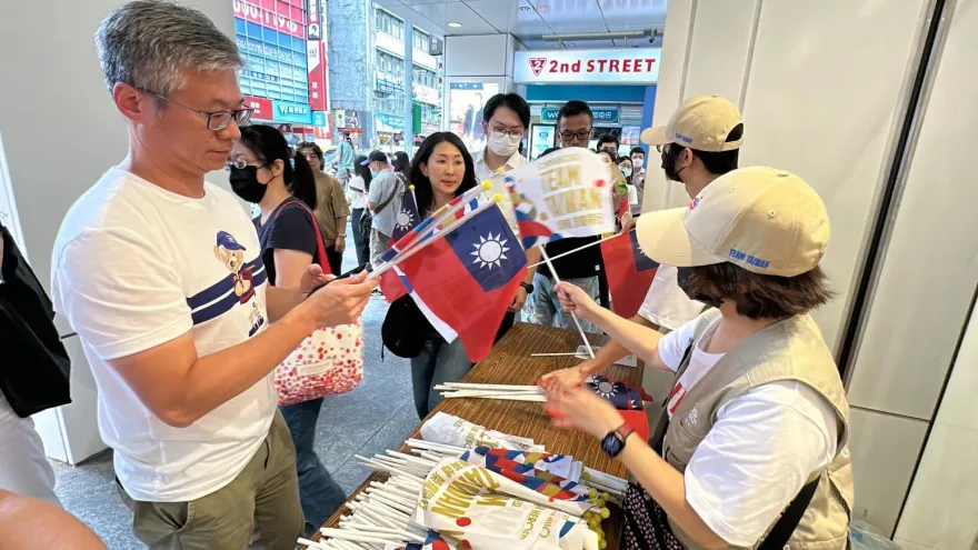 快訊/奧運英雄要來了！民眾排隊領國旗　遊行車隊3點穿越英雄谷