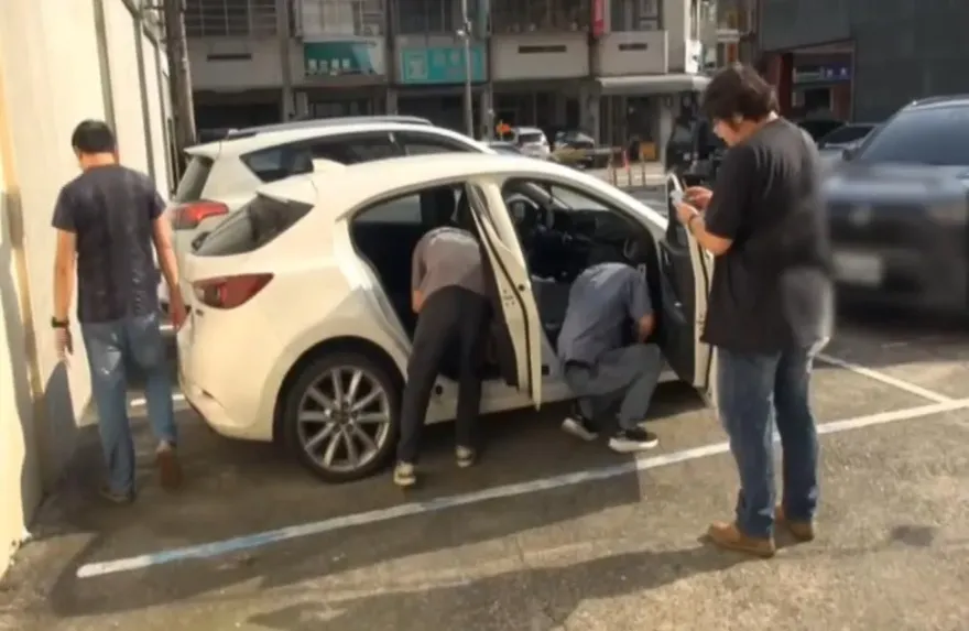 影/猖獗！台中警攻堅緝獲26面假車牌　網兜售賺2倍黑市價差