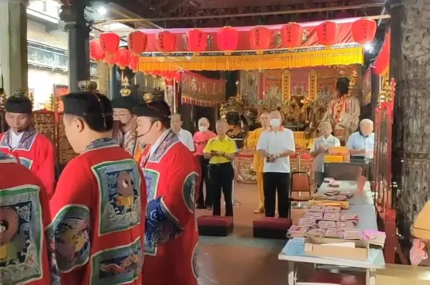 影/嘉縣中元普渡沒忘毛小孩！供桌擺罐頭、飼料　城隍廟：寵物靈增加2成