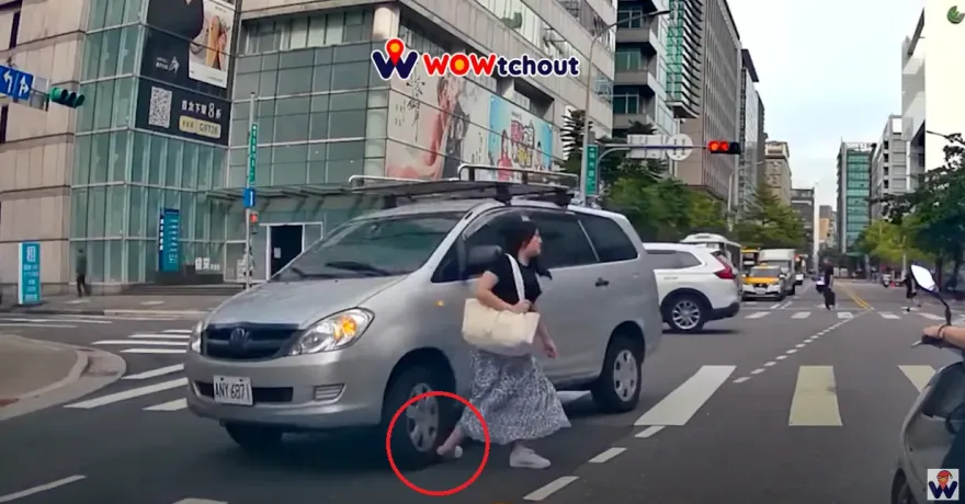 影/過馬路遭挑腳筋！車駛過「她癱軟蹲地」腳不規則彎曲　駕駛咻一聲開走了
