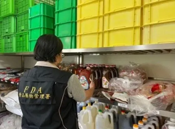 太掉以輕心！校園午餐廚房驚見「過期食品」！食藥署揪「2校違規」開鍘重罰