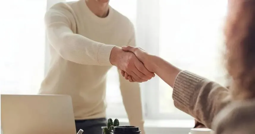 對上級說「hi」被警告！還遭嗆「基礎的尊重請學會」　網不解：難道要請安？