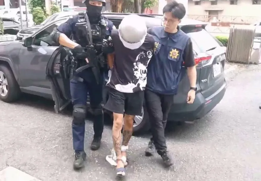 影/直擊落網畫面！嘉義落跑通緝犯躲彰化日租套房　警甕中捉鱉