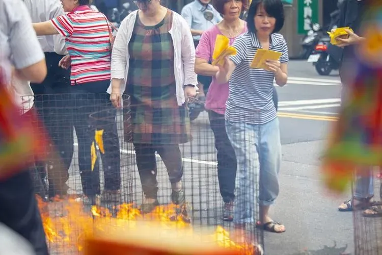 普渡拜拜、燒金紙小心致癌！專家公開「自救3秘訣」凡事心誠則靈