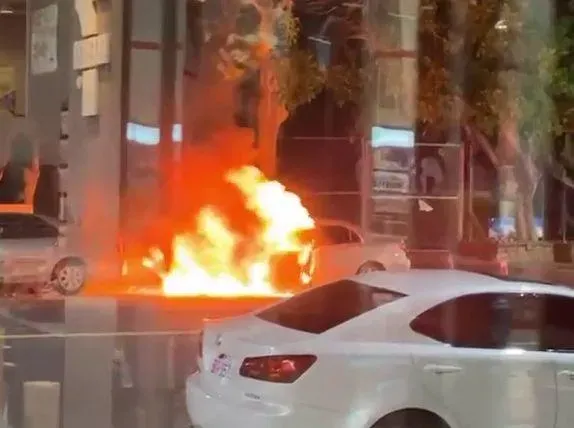 快訊/嘉義縣治特區「暗夜火燒車」！　整輛車被火舌吞噬全面燃燒畫面曝