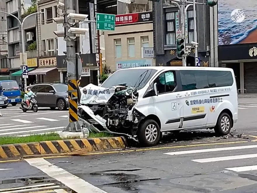 快訊/宜蘭新月百貨前五叉路口「4車對撞」　復康巴士衝上分隔島
