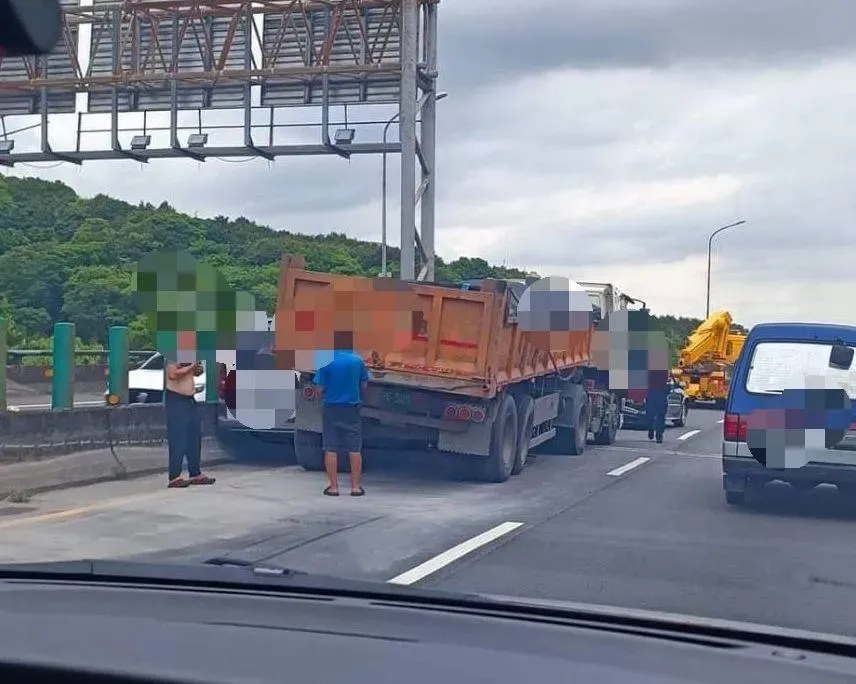 快訊/台62線嚴重車禍！砂石車「擠壓廂型車撞護欄」再追尾休旅車