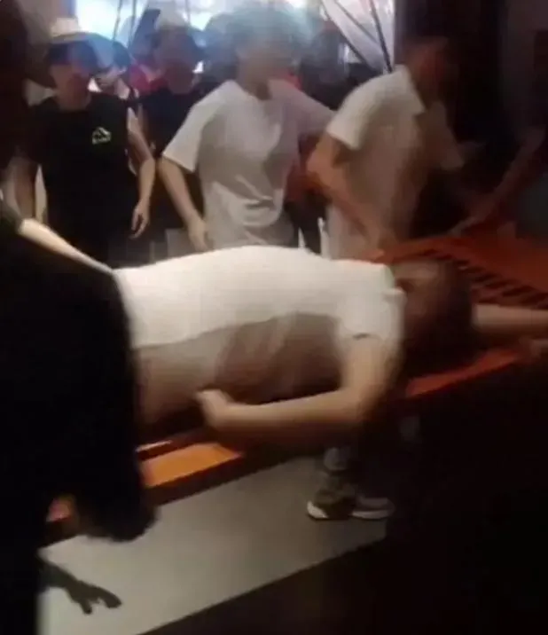 死神就在頭上！陸網紅餐廳橫樑突然墜落　男子吃一半「當場被砸死」