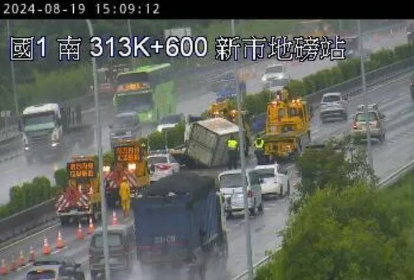 快訊/天雨路滑！國1新市地磅站2小貨車追撞翻覆　紫爆回堵6公里