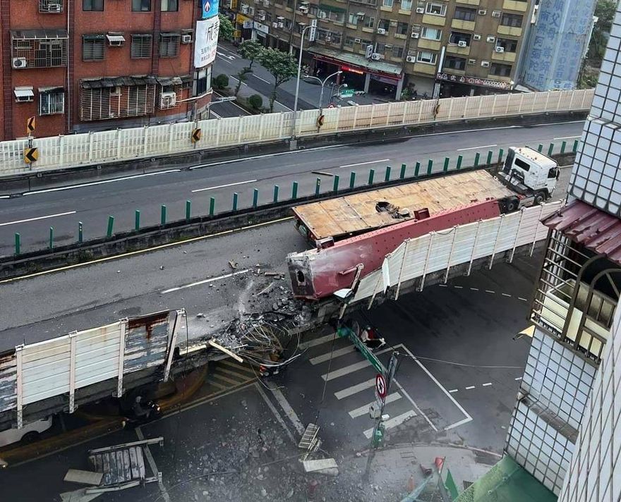 快訊/忠孝橋被砸出大洞！台1高架往台北「拖板車鋼梁掉落地面」　全線封閉