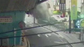 快訊/上班族哀號！拖板車鋼梁砸破忠孝橋護欄　事發瞬間「水泥瀑布」畫面曝