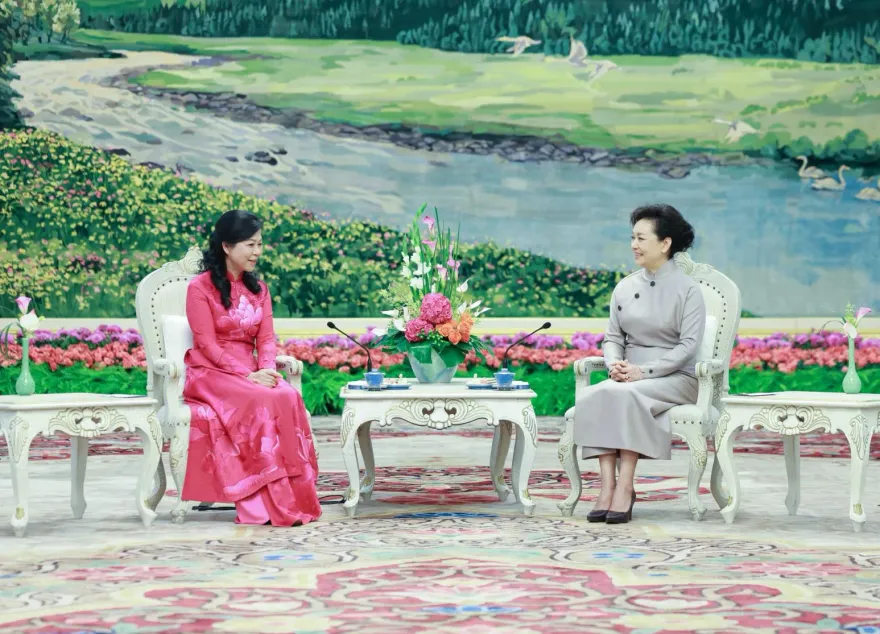 影/「夫人外交」再現！彭麗媛與越共總書記夫人茶敘　稱中越山水相連友好鄰邦