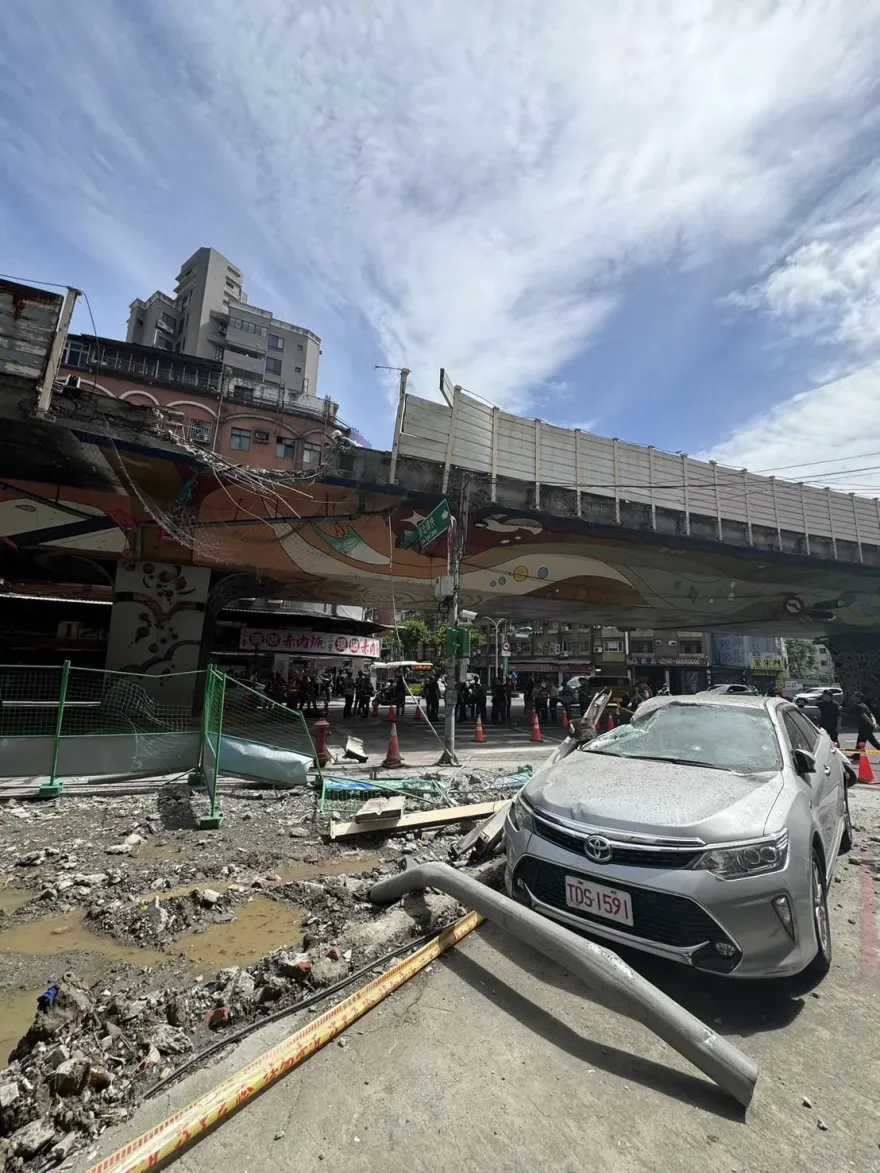 搞亂台北交通！拖板車「超載10公噸」鋼梁撞爛忠孝橋　肇事司機公共危險究責