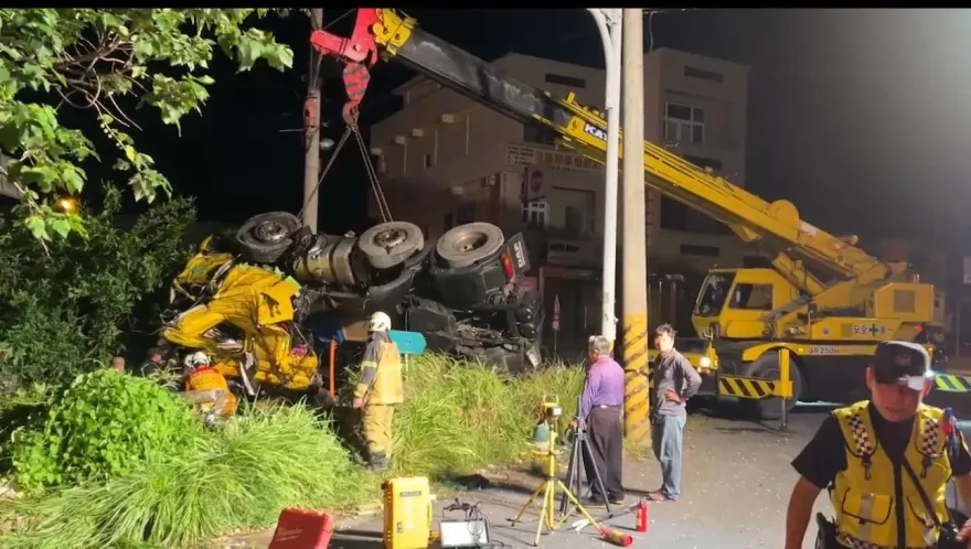 影/雲林四湖「曳引車自撞變形翻覆」！　釀2死1傷慘劇