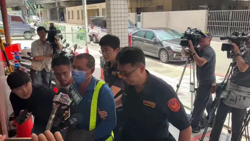 快訊/超載10噸！鋼梁撞破忠孝橋　拖板車司機移送畫面曝