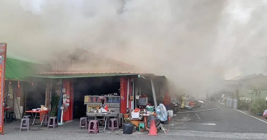 虱目魚名店火燒厝邊不理賠償！重建變身大違建　市府疑庇縱拖3個月才下令停工