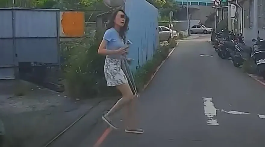 「最正三寶」衝馬路險遭撞！正妹「夭壽甜」笑容致歉　秒澆熄駕駛怒火