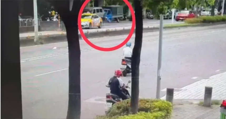 北市民權東路2傷車禍！小貨車突失控猛撞路旁車　駕駛滿臉血急送醫