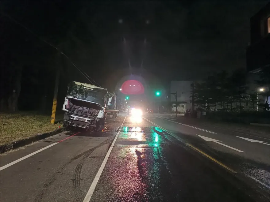 快訊/高雄重大車禍！轎車遭聯結車猛撞「門削掉一層皮」　追撞釀3傷急送醫