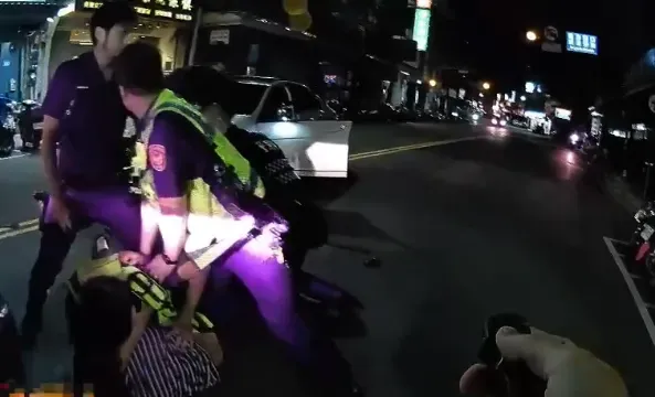 半夜叭叭叭...看到警察還亮槍！三重男「槍口朝警連扣板機」　父：就醫途中失控