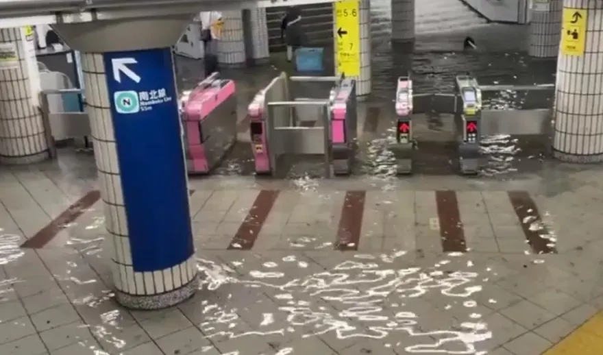 東京暴雨「地鐵大淹水」　日網紅來台搭捷運大讚：用心考慮設計