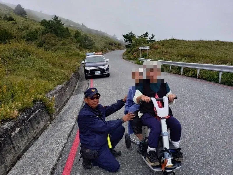婦騎電動車載90歲婆婆「合歡山趴趴走」　背後真相有洋蔥…暖警一路護送