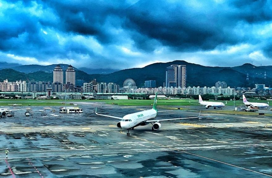 雷雨炸北市！松山機場地面作業暫停　航班延誤