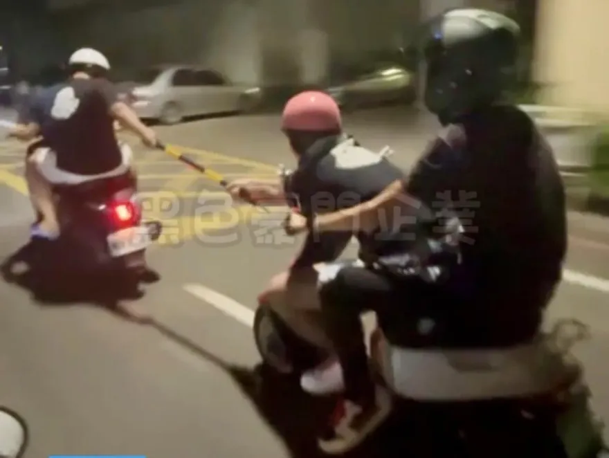 影/屁孩騎機車用交通桿接龍狂飆嬉鬧　警以車追人將依法開罰