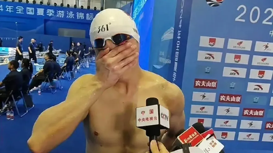 影/孫楊哭了！禁賽4年復出首秀晉級決賽　受訪掩面淚謝家人支持