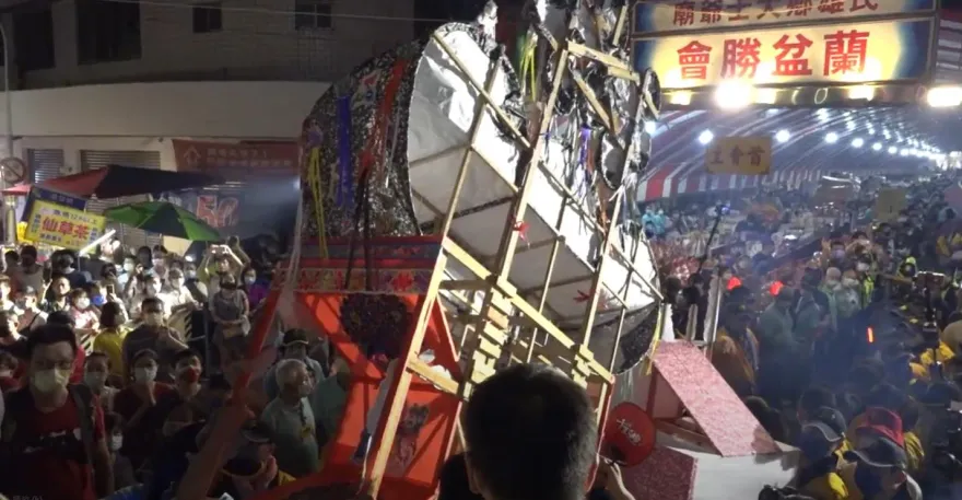 這不是墾丁！嘉義「民雄大士爺祭」夜市大爆滿　「前胸貼後背」無法走
