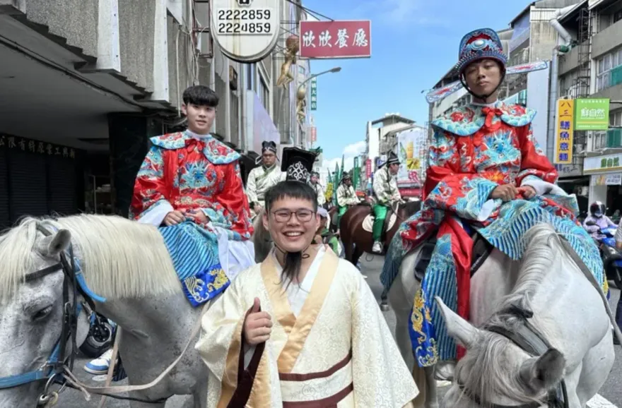 統測「全國狀元」騎馬拜文昌謝恩！親曝高分心法寄語學弟妹