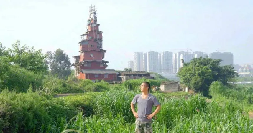 農民花6年打造10層樓「霍爾的移動城堡」！釘子戶拒拆遷　意外成打卡景點