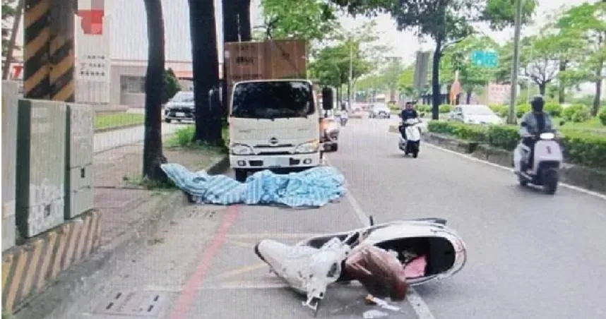 高雄路旁飛出「奪命帆布」！害後方機車勾到手把　2騎士慘摔