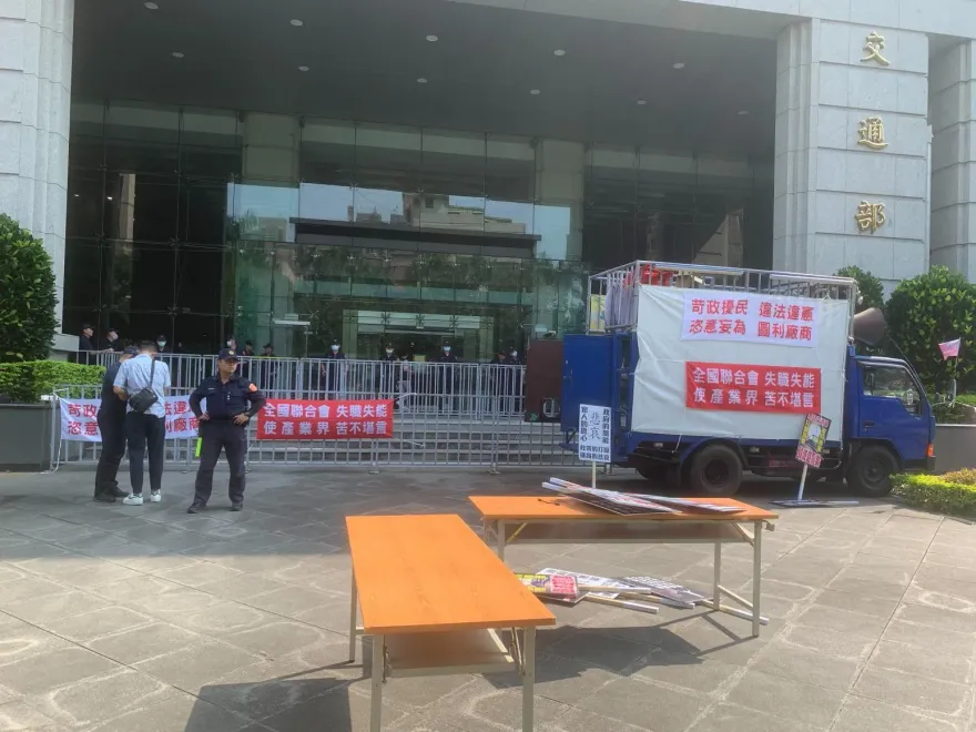 自費裝刷卡機惹怨！50輛遊覽車包圍交通部　陳情書遞交總統府