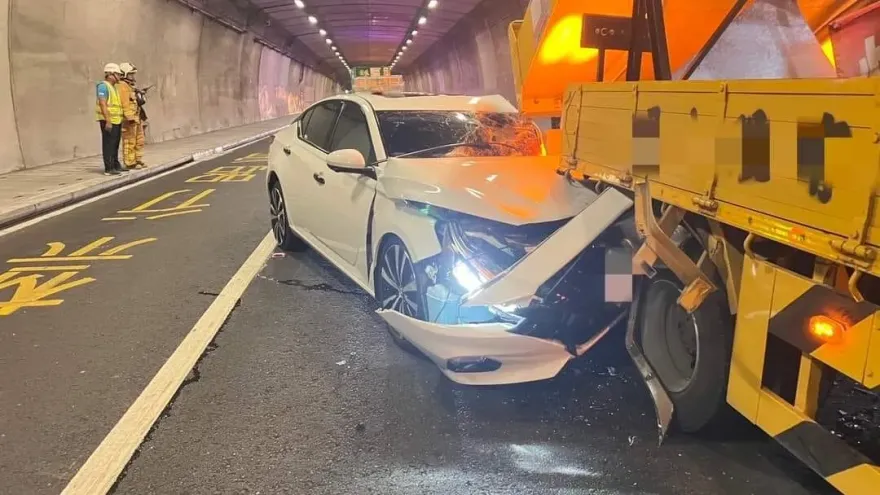 快訊/撞擊瞬間曝光！蘇花改轎車猛撞防撞車「直插卡死」　車頭隧道內遭吞噬