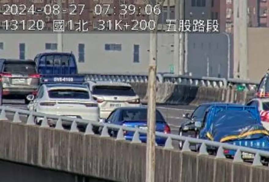 快訊/國1高架南向31.5k「4車追撞」！占中、外線車道　上班請注意