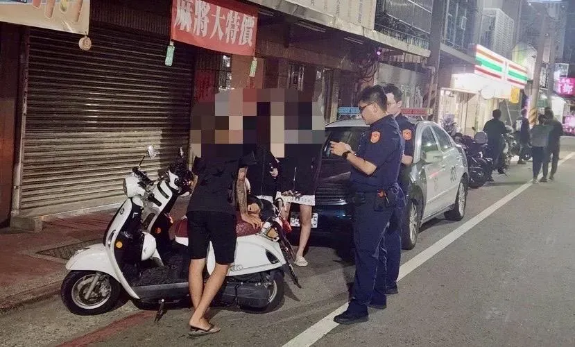 影/八里街頭改裝車深夜炸街擾鄰　警攔截公路猴開出43張罰單