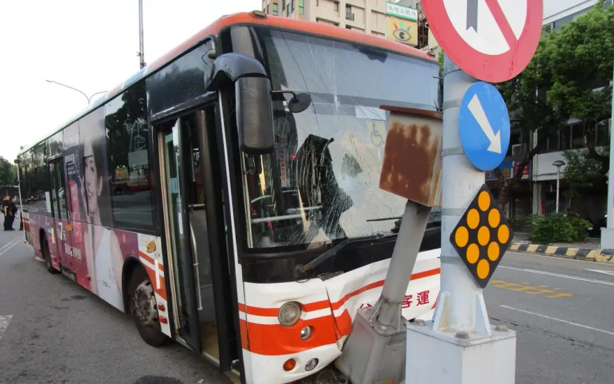 台中客運司機自撞分隔島！64歲駕駛無生命跡象　送醫搶救不治