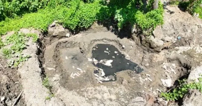 台南環保局亂倒廢物？「污泥池垃圾撈起丟旁邊的坑」害積水飄惡臭