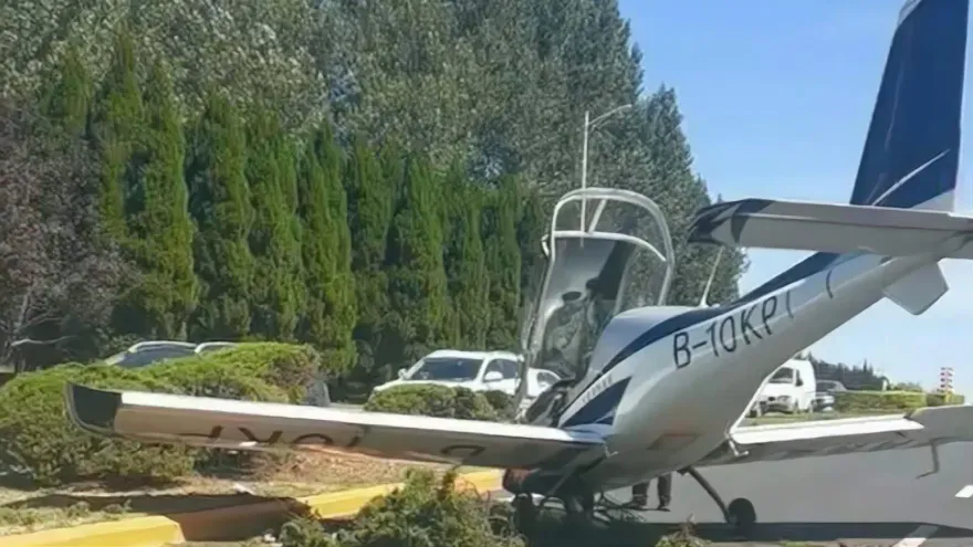影/驚險瞬間曝光！遼寧小型飛機失控迫降公路　目擊者冒冷汗：差點砸到車