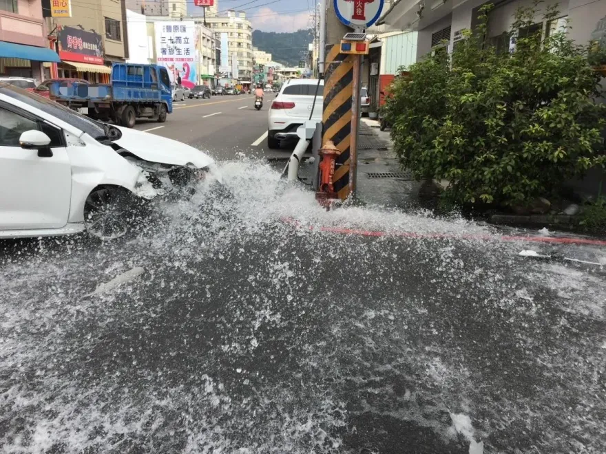 豐原轎車閃機車撞斷消防栓！水柱沖出　路面變小河
