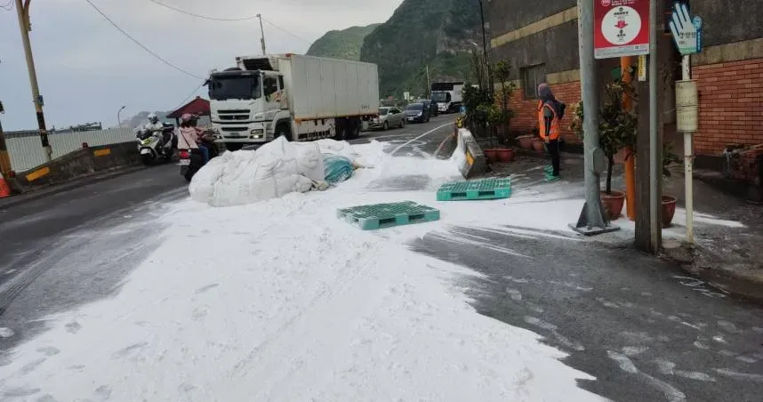 台2線馬路「積雪」？曳引車載石灰落一地　駕駛員後續將被開罰